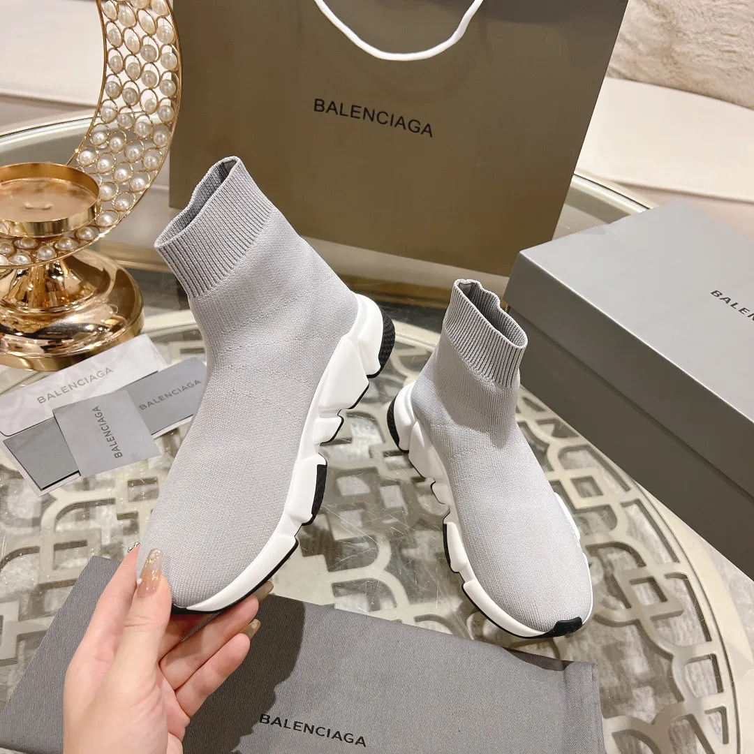 👟👟Ex-factory price 400👟👟 Balenciaga classic sock boots, originally produced by the factory, purchasing agent level. The latest original outsole mold, (TPU ten-vacuum outsole, the highest version on the market, please do not compare prices with TPR outsole, don’t bother if you don’t know the product) The black, white and red three-color vacuum sole shows high-end luxury. •Upper: elastic fly weave double-layer composite gold wire high-elastic knitted mesh cotton •Inner lining: imported double-sided velvet, which is comfortable and resilient to shape •Insole: original imported terry cloth, breathable but not fading •Sole: TPU ten-vacuum outsole (to eliminate pores) •Packaging: full set of packaging (certificate, invoice, cloth bag, handbag) •Size: 34-45 standard code (34, 45, 46.47 can be customized and are not returnable)